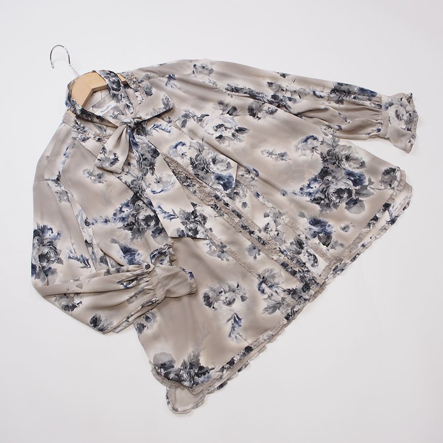 【送料無料】インゲボルグ グレー ブーケットルミエールpt.ブラウス サッシュリボン付/フリーサイズ/2022SSコレ/D2-903