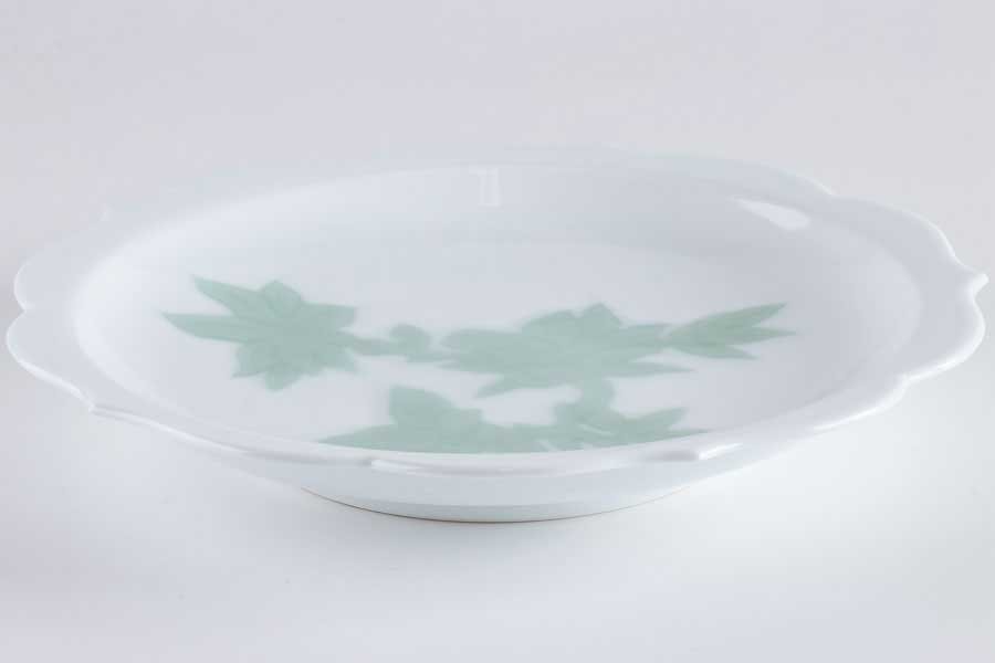 【人間国宝】『 井上萬二 白磁緑釉彫文皿 径27.5cm 共箱 15255 』 大皿 料亭 日本料理 懐石 会席 和食器 飾皿 取皿 在銘 作家物 陶磁器 | 井上萬二窯 INOUE
