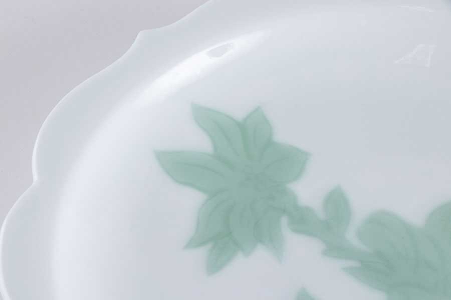 【人間国宝】『 井上萬二 白磁緑釉彫文皿 径27.5cm 共箱 15255 』 大皿 料亭 日本料理 懐石 会席 和食器 飾皿 取皿 在銘 作家物 陶磁器 | 井上萬二窯 INOUE