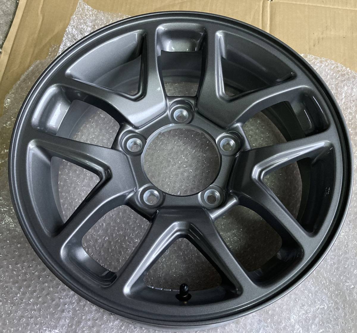 Taro新型ジムニー純正アルミホイール1本新車外しJB64② 1本 新車外し 美