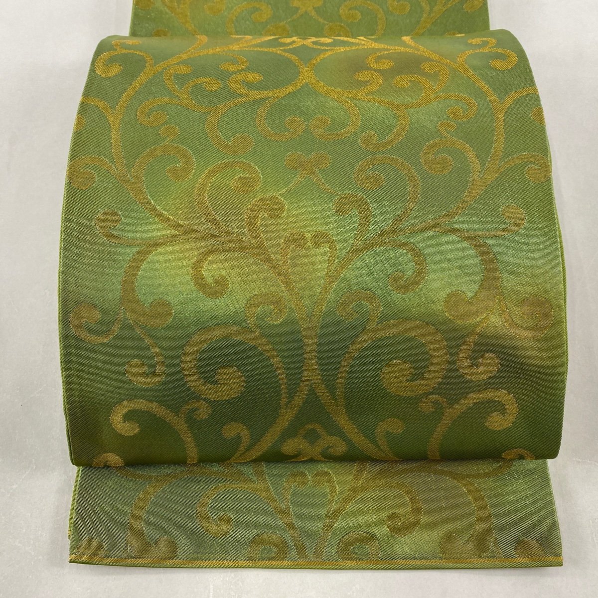 【競ナビ】 袋帯 美品 名品 葡萄唐草文 金糸 箔 茜色 六通 正絹 【中古】 袋帯 箔 美品 緑 鶯色 秀