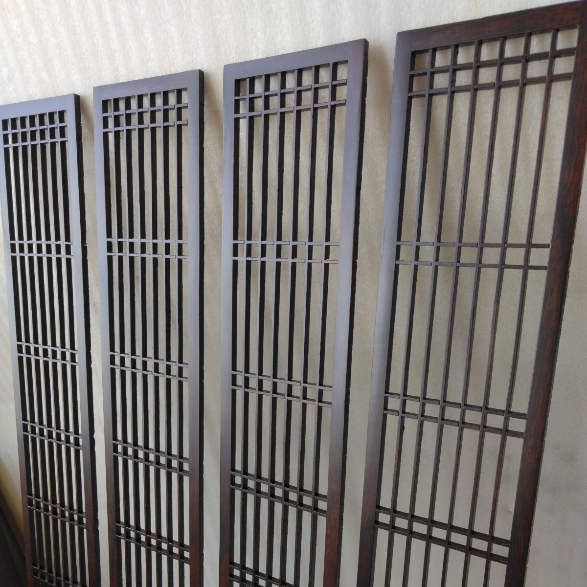 【送料込み】紫檀　組子障子仕様の飾り板4枚　管理番号（1271）デッドストック　木製彫刻　塗り仕上　幅9.5㎝×高さ65.9㎝×厚み6㎜