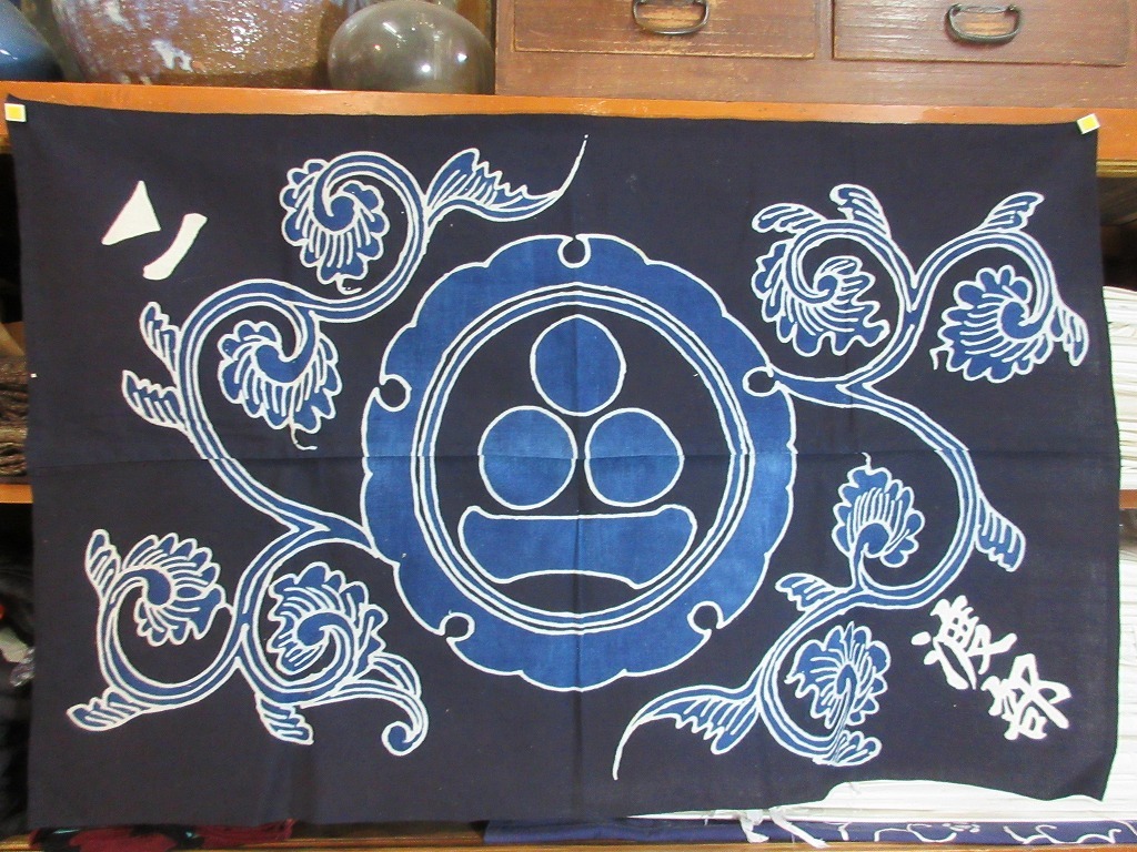 【藍染・古布】 家紋 唐草 木綿布 検】筒描き　ボロ 古布 古裂 インディゴ リメイク