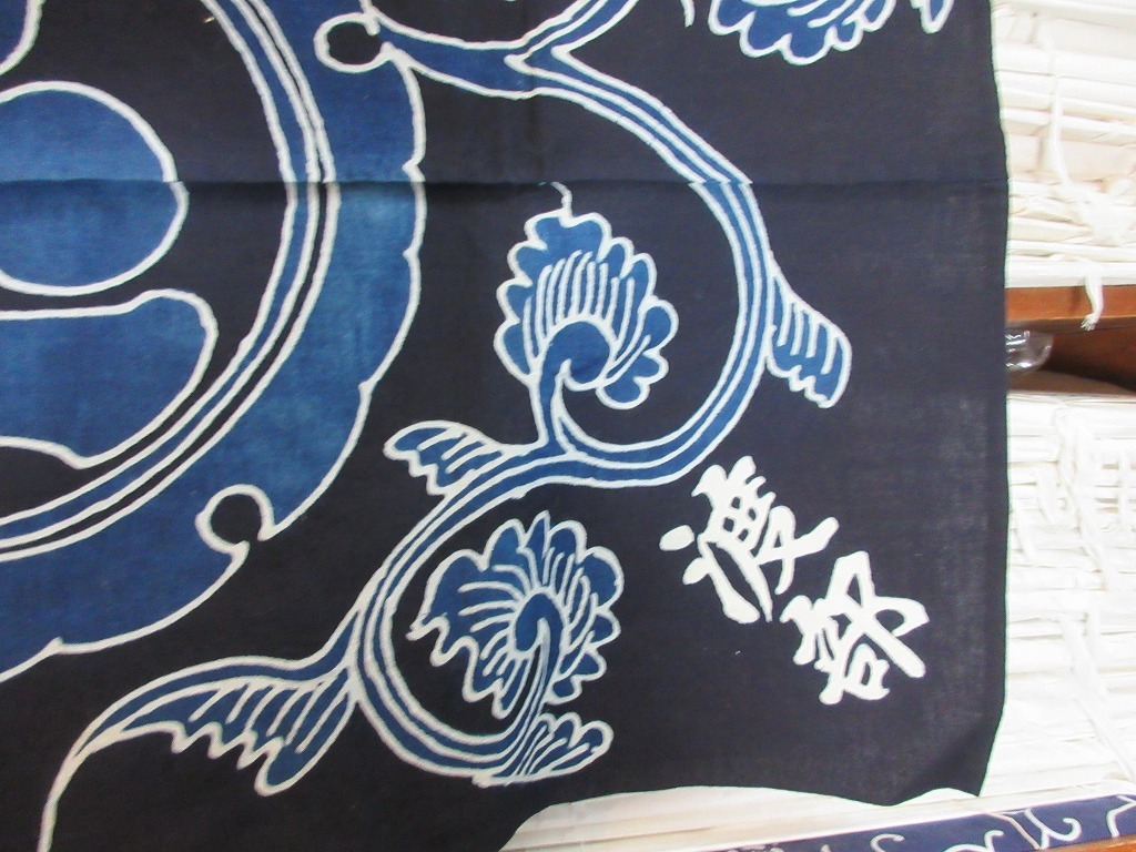 藍染・古布】 家紋 唐草 木綿布 検】筒描き ボロ 古布 古裂 インディゴ 