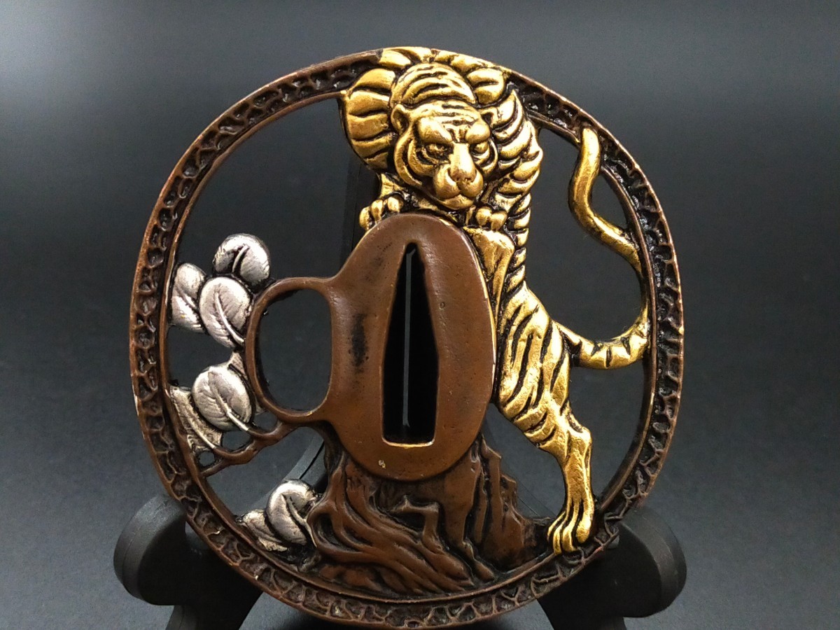 Q6794 刀鍔 虎の図 銅地 絵金銀 日本刀装具 刀剣美術 鍔 つば 鐔 刀鐔