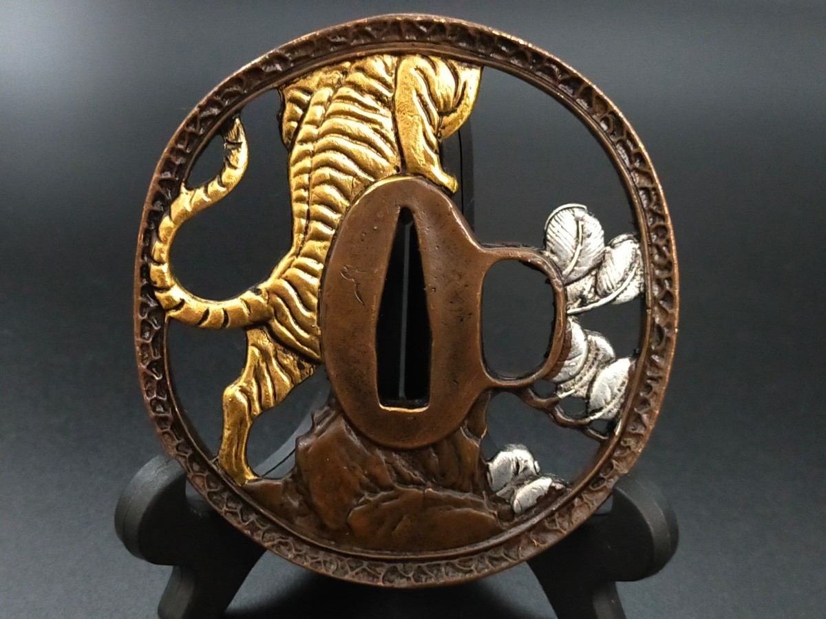 Q6794 刀鍔 虎の図 銅地 絵金銀 日本刀装具 刀剣美術 鍔 つば 鐔 刀鐔