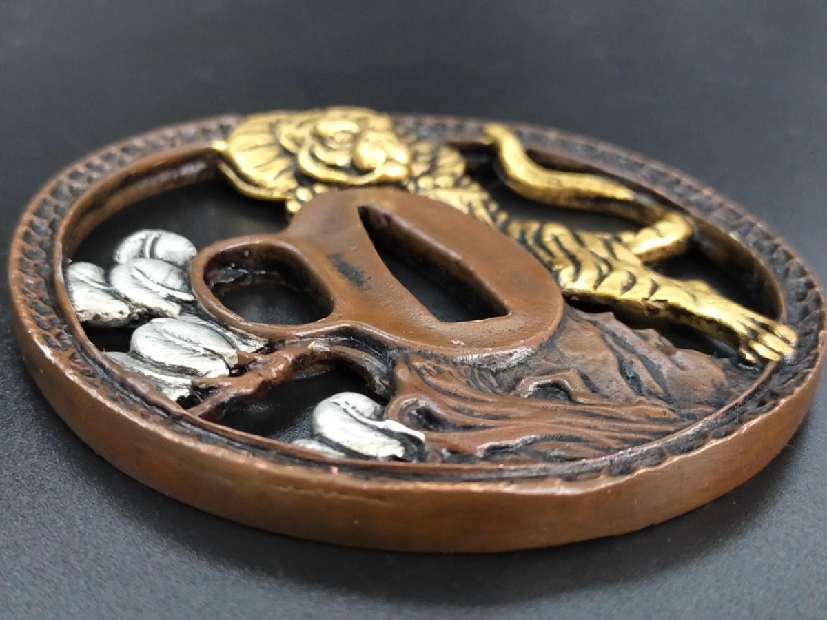 Q6794 刀鍔 虎の図 銅地 絵金銀 日本刀装具 刀剣美術 鍔 つば 鐔 刀鐔