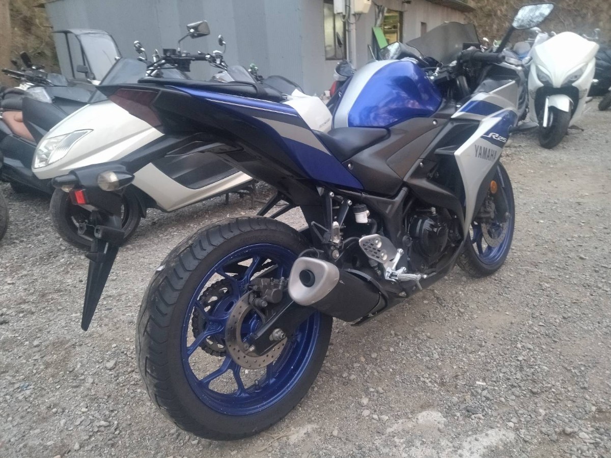 番号13.4 YAMAHA YZF-R25 / シルバー+アオ型式 RG10J走行距離