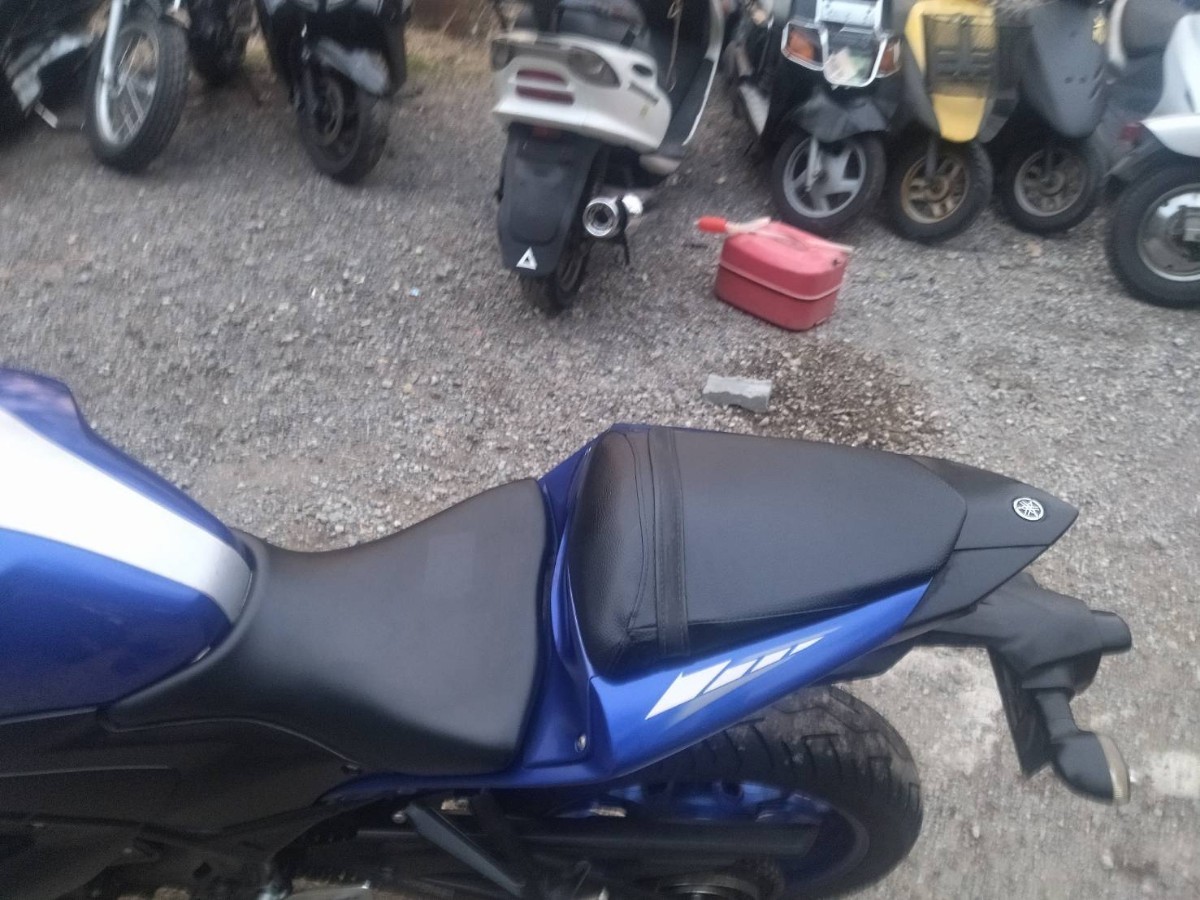 まぁ 4点おまとめ 番号13.4 YAMAHA YZF-R25 / シルバー+アオ型式 RG10J走行距離