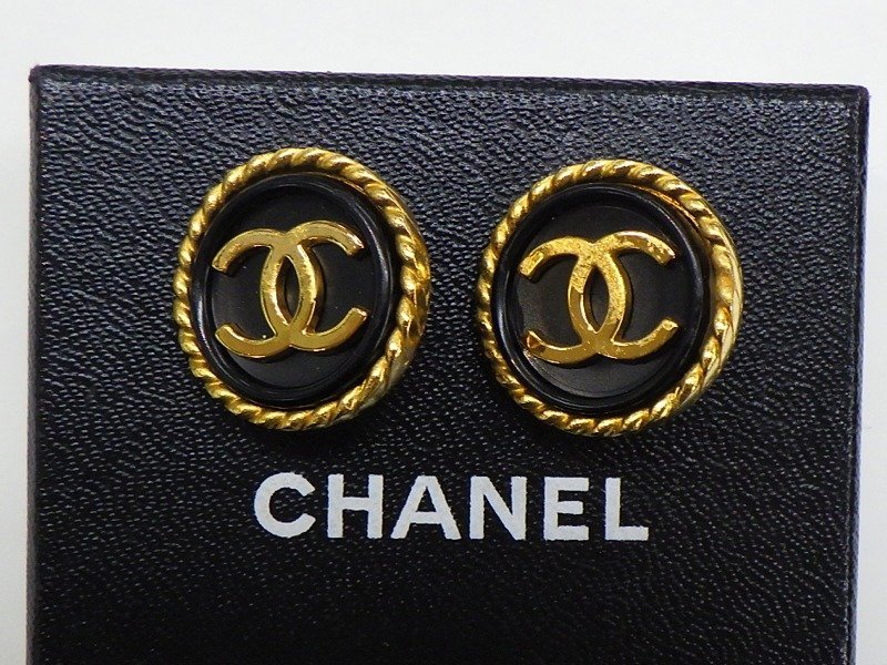 □ シャネル / CHANEL □ ロゴ イヤリング ボタン型 ゴールド 黒 95A 