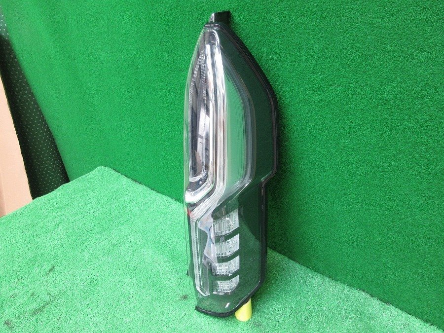 美品☆ N-BOX カスタム JF3/JF4 純正 右テールランプ LED 33501-TTA
