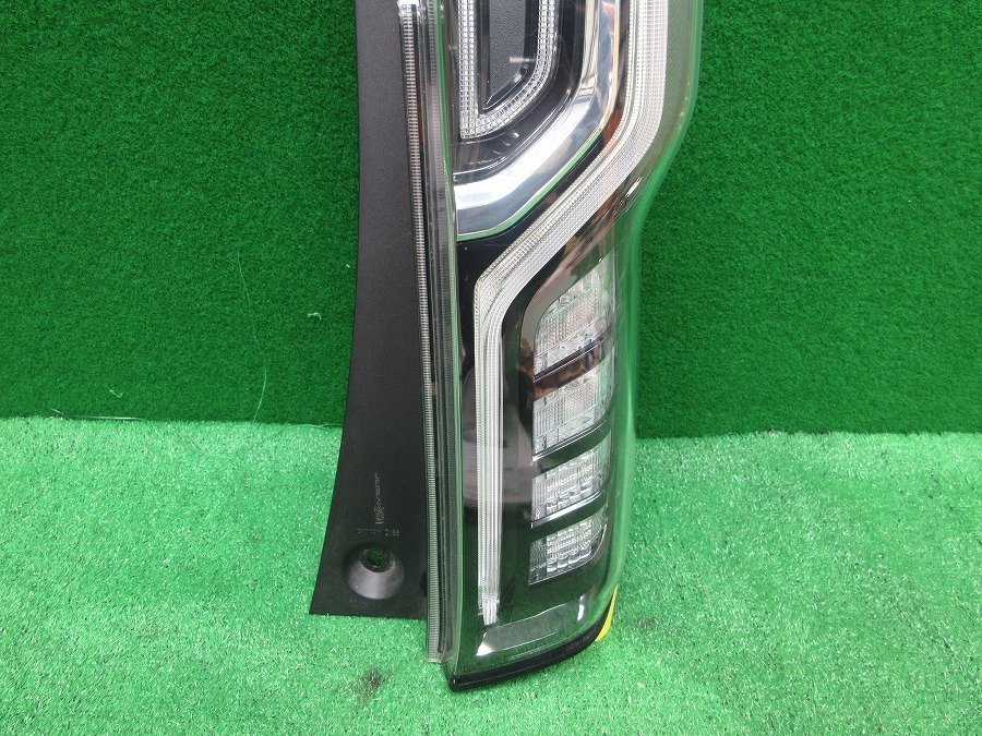 美品☆ N-BOX カスタム JF3/JF4 純正 右テールランプ LED 33501-TTA