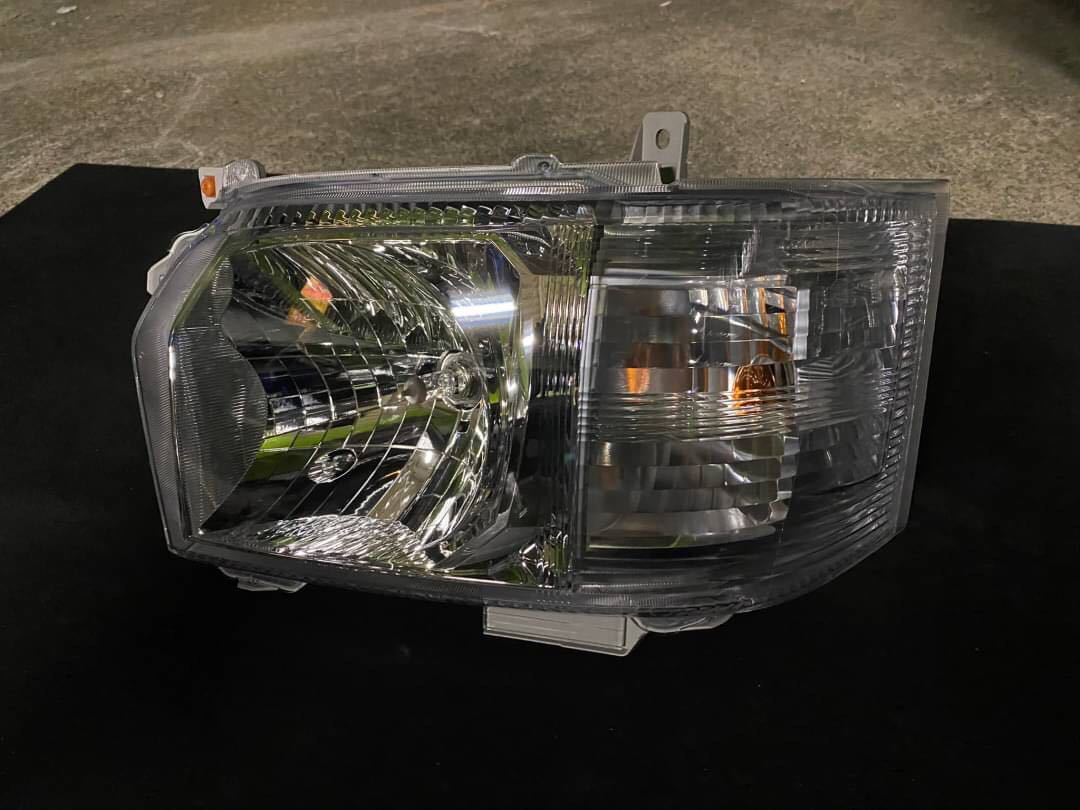 週末値引き　200系ハイエース7型ダークプライムⅡ 純正ヘッドライト、新車外し 週末値引き 200系ハイエース7型ダークプライムⅡ 純正ヘッドライト