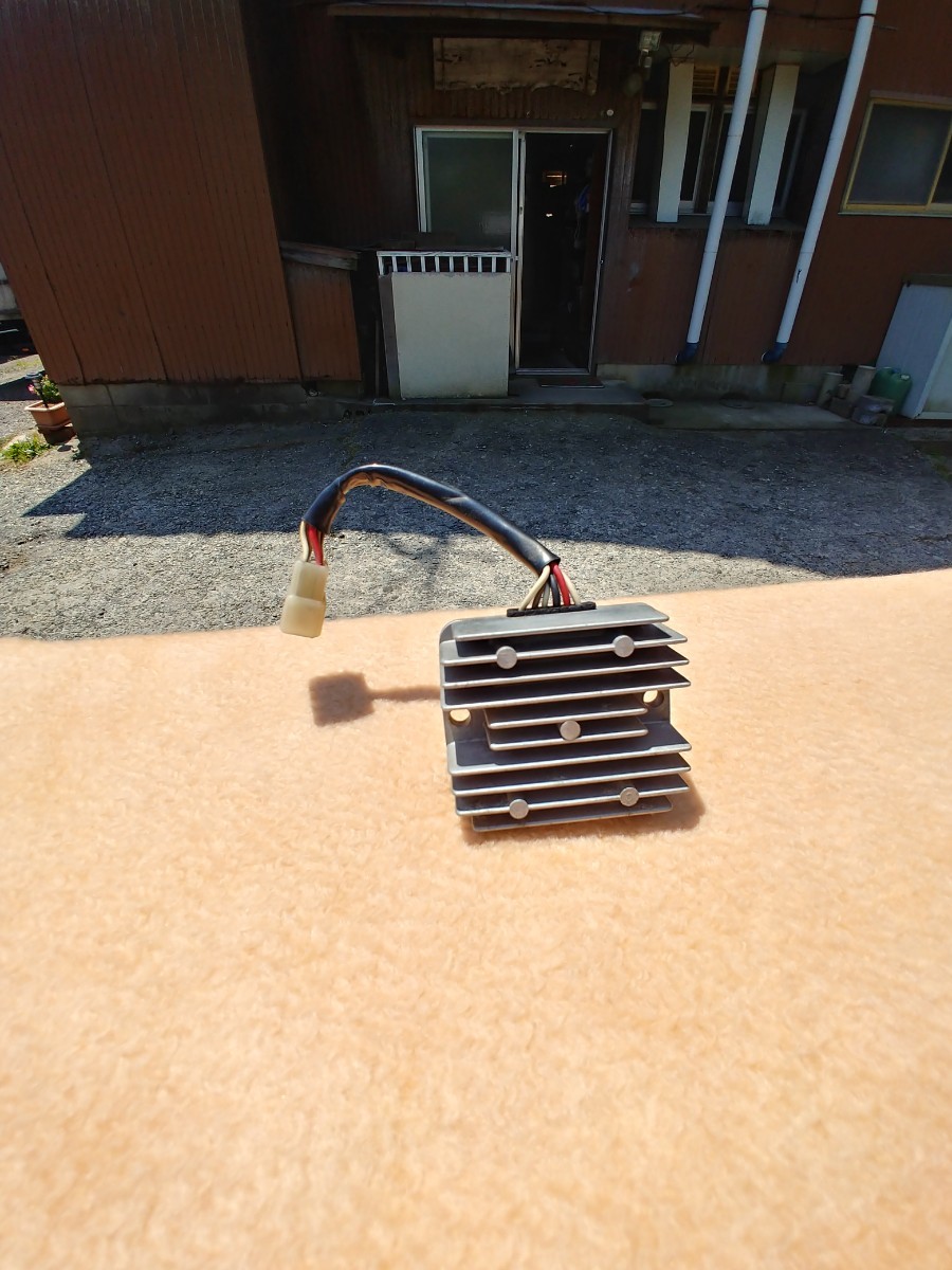 YAMAHA 旧車　RZ250 4L3 1980年モデルの純正レギュレターです。予備のためストックしてました。　