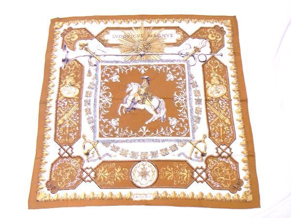 1円 HERMES エルメス LVDOVICVS MAGNVS【白い馬に跨ったルイ14世】カレ90 シルク100％ 大判 スカーフ ストール ブラウン系 AK7455