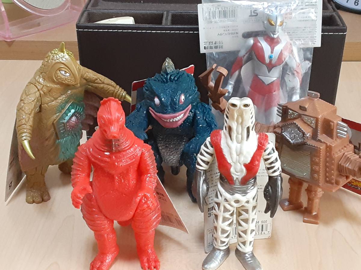 新品タグ付き バンダイ製!ウルトラ怪獣ソフビ☆タグ付日本製5種& 新品タグ付き バンダイ製!ウルトラ怪獣ソフビ☆タグ付日本製5種&