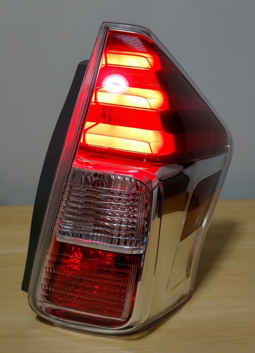 美品/点灯ok） プリウスα 後期 純正 LED テールランプ 右 運転席
