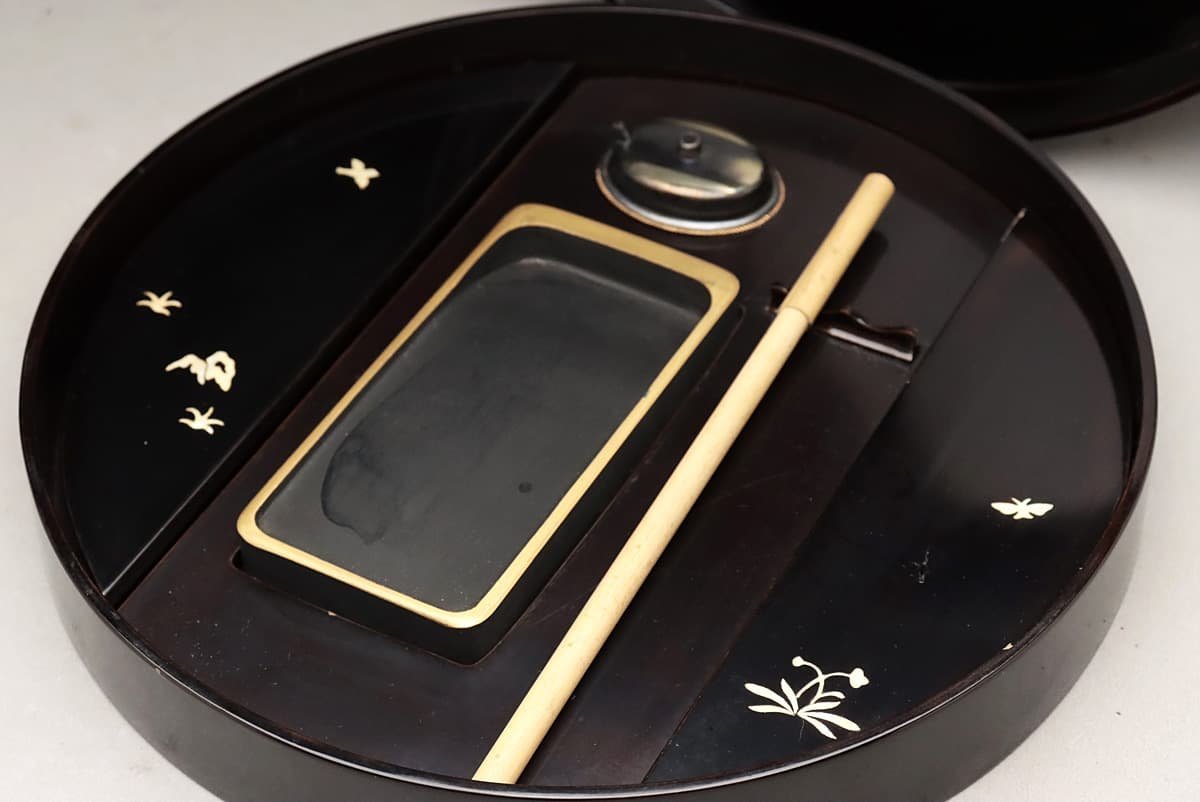 EJ398 【大阪 尚美堂造】黒漆塗 螺鈿 満月御硯筥 一式 径25.3cm 共箱附  