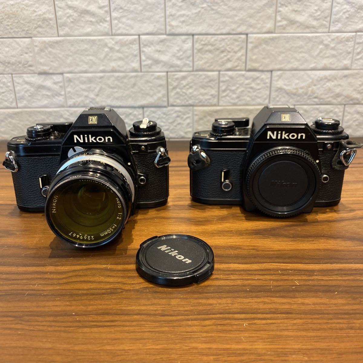 Nikon EM フィルム一眼レフカメラ 50mm 裏返っ f/1.8 フィルター付き