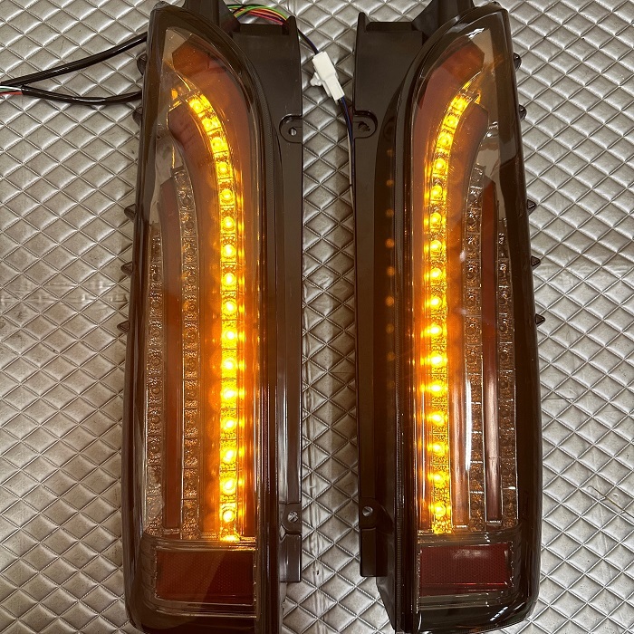 ハイエース200系 テールランプ フローアクションウィンカー 流れる