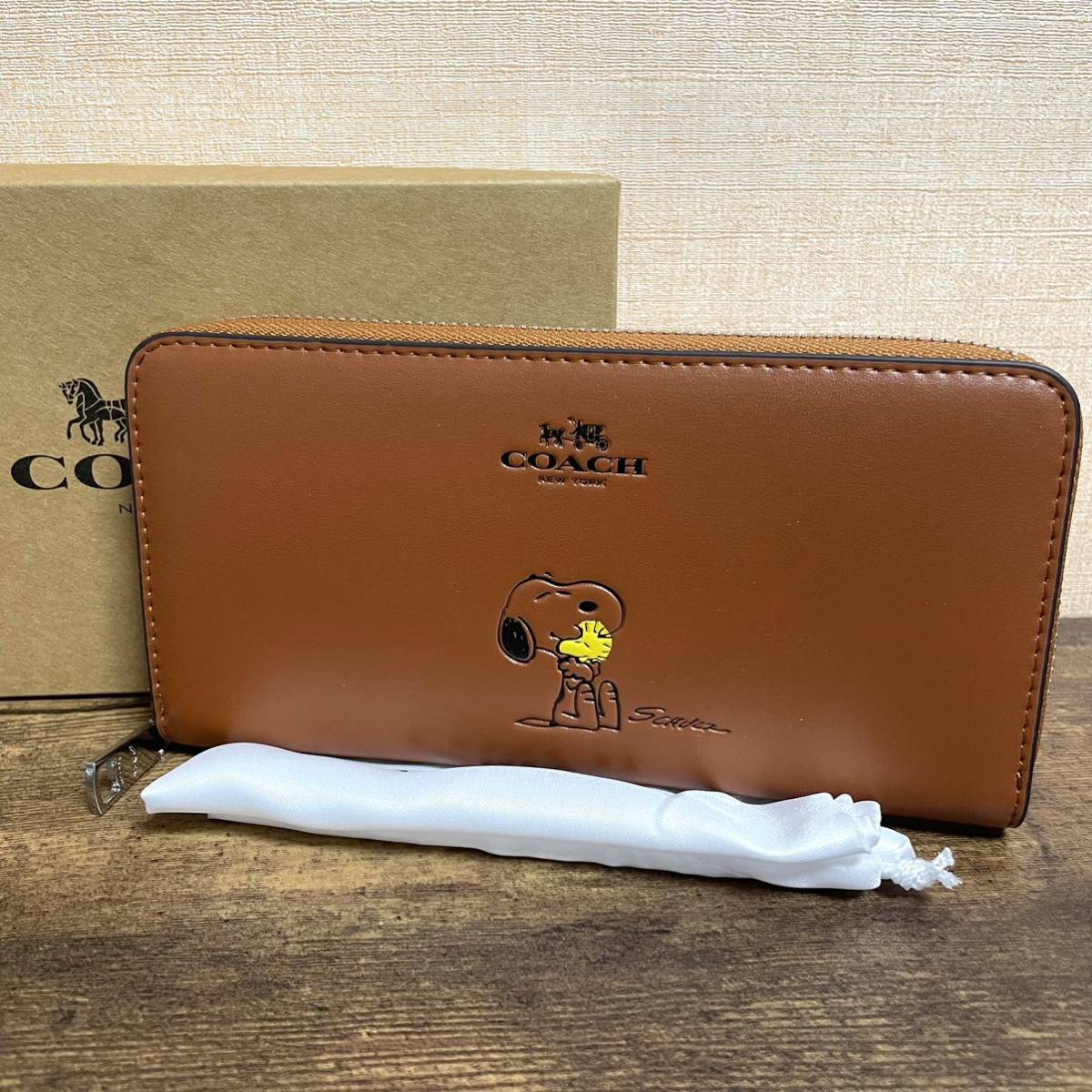 【新品】COACH x PEANUTS 二つ折り財布 スヌーピー 新品 COACH コーチ F53773 スヌーピー コラボ レザー ラウンド