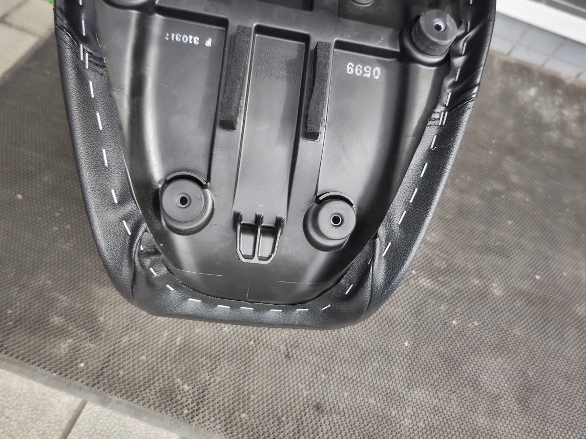 Z900RS 2018 純正シート アンコ抜きゲルザブ入り 美品 Z900RS 2018 純正シート アンコ抜きゲルザブ入り 美品 Z900RS 2018