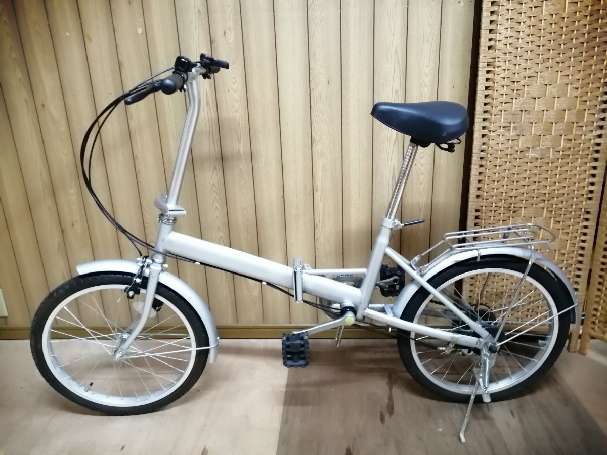シマノ6段変速20インチ折り畳み自転車 荷台付き 前輪鍵付き ペダル 