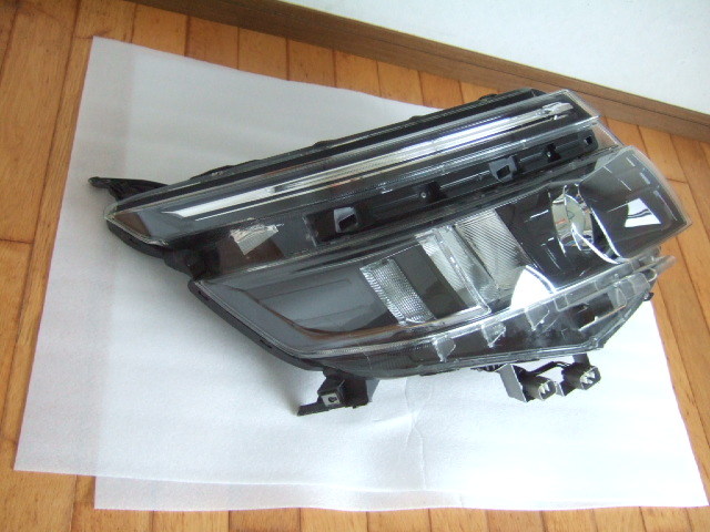 送料無料 トヨタ ヴォクシー ハイブリッド 前期 ヘッドライト 右 81110