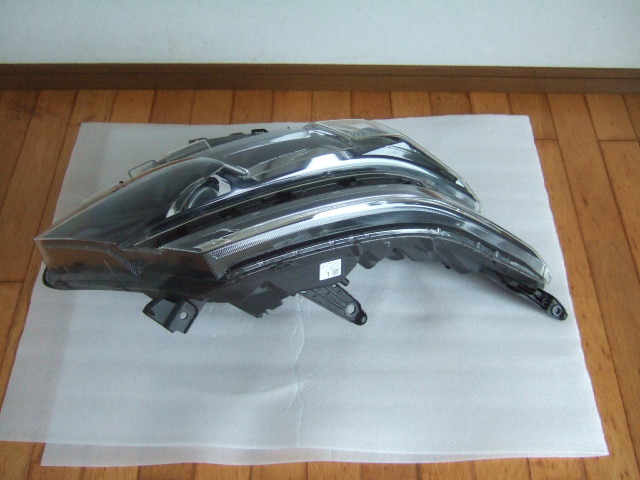 送料無料 トヨタ ヴォクシー ハイブリッド 前期 ヘッドライト 右 81110