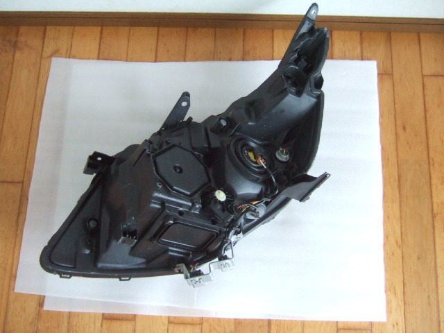 トヨタボクシーヘッドライト 右 送料無料 トヨタ ヴォクシー ハイブリッド 前期 ヘッドライト 右 81110