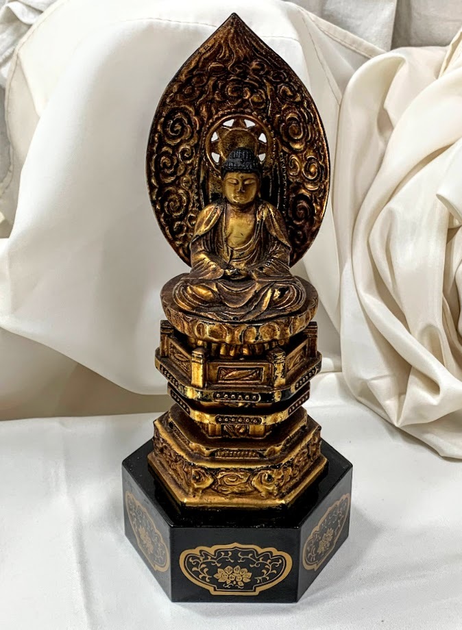 本物保証，正規品 古い仏教美術 釈迦牟尼仏 大日如来仏 如来菩薩 座像 金塗 細密木彫刻 金蒔絵 漆塗り台付 オブジェ/置物コレクション骨董/古美術 自宅保管品(仏像)｜売買されたオークション情報、yahooの商品 仏像