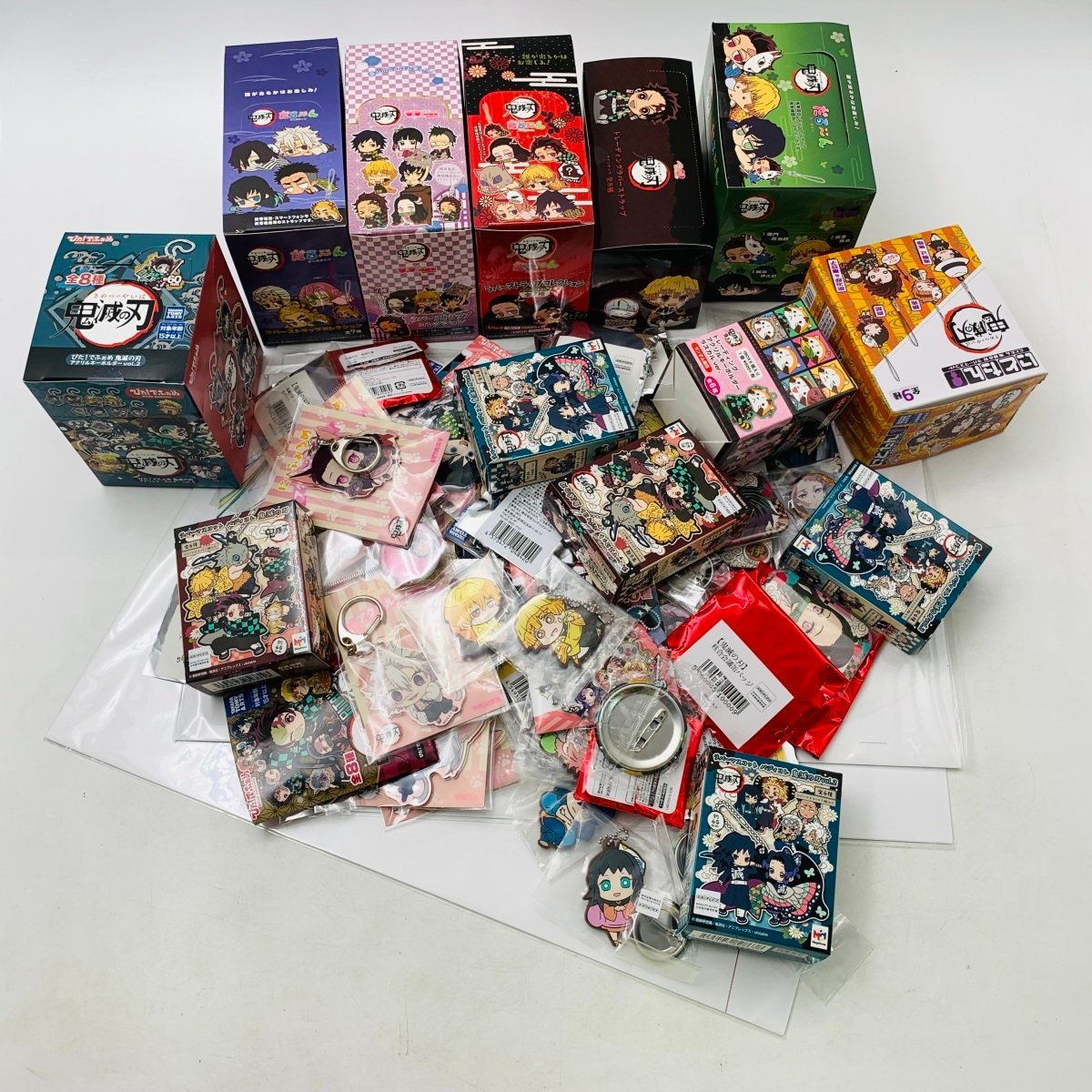 ジャンク 鬼滅の刃 グッズ まとめ セット 缶バッジ アクリルキーホルダー アクリルチャーム ラバーストラップ 等