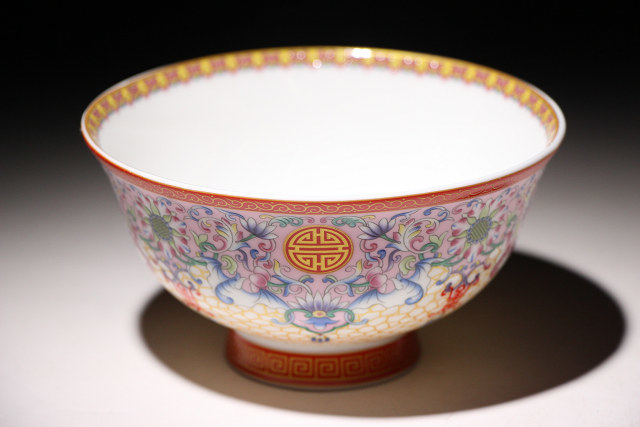  鈴蘭 40 大清乾隆年製 粉彩茶碗 幅 約１２ ４ｃｍ 検 皿 粉彩 唐物 古道具 中国美術 骨董 古美術品(色絵磁器)｜売買されたオークション情報、yahooの商品情報をアーカイブ公開 - オークファン 骨董陶磁器一般