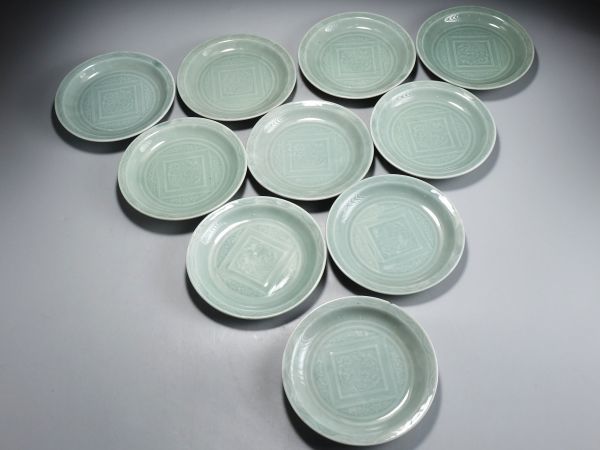 V924. 古美術品 三田青磁 陽刻 中皿 直径15.7cm 十客 / 陶器陶芸時代丸皿取皿