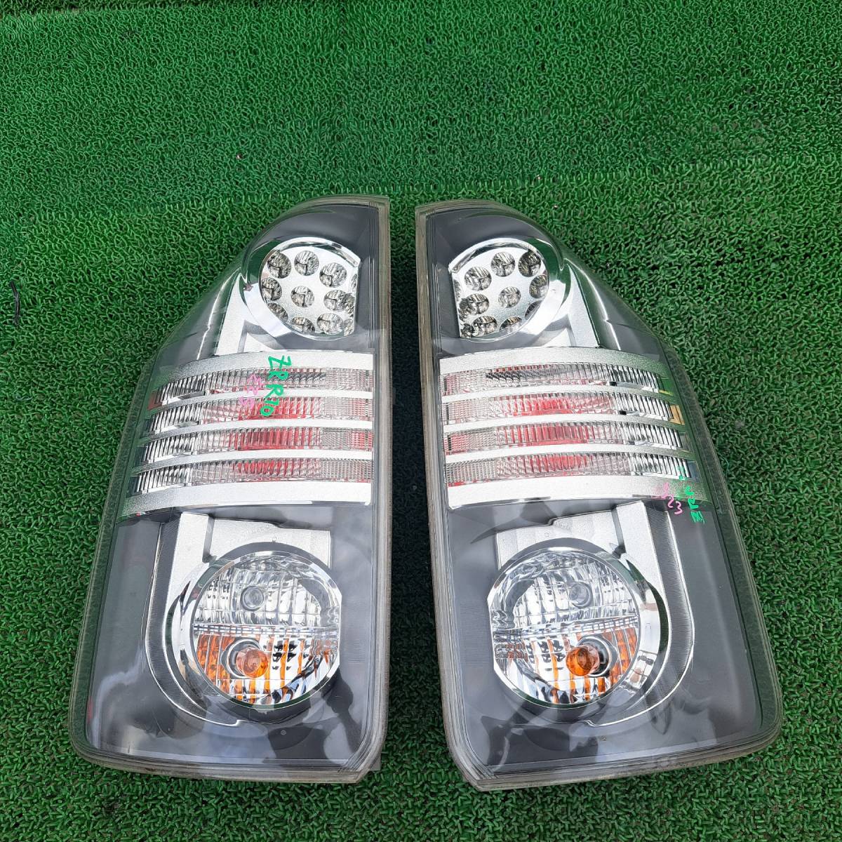 トヨタ ノア(ZRR70G)用 純正テールランプ 左右セット 2026年最新 