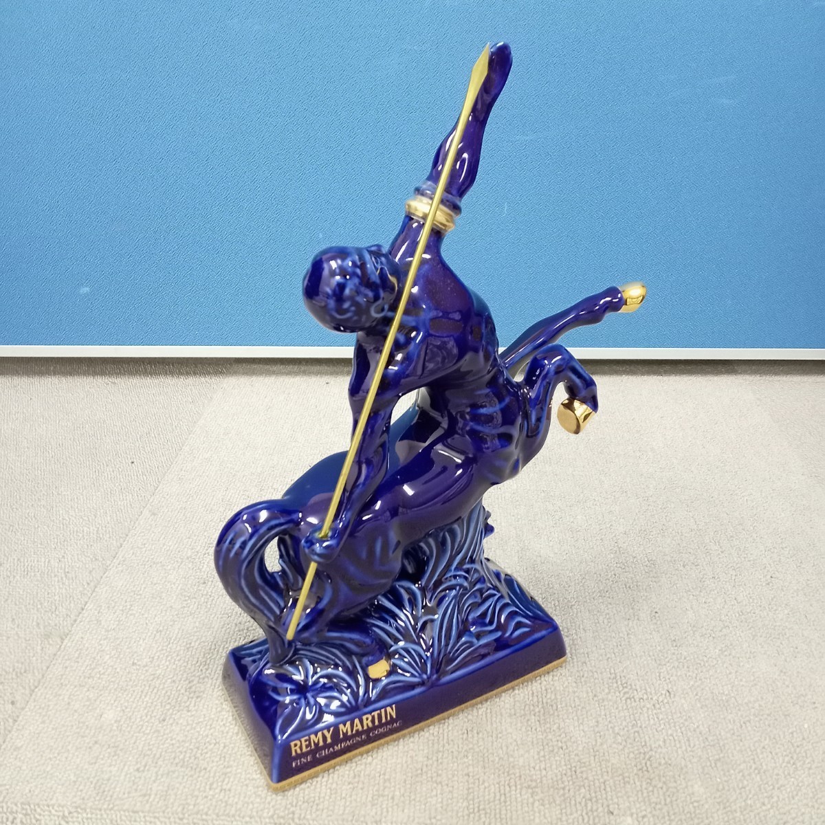 和田7月No.30 ブランデー REMY MARTIN CENTAURE LIMOGES レミーマルタン セント リモージュ ケンタウロス 青 陶器 700ml 40% 箱入 未開封_5