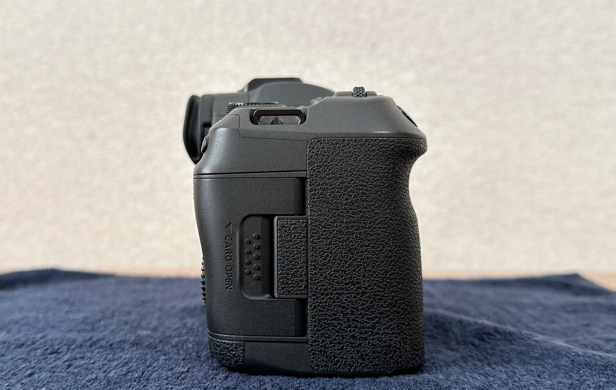 超美品 Canon キヤノン EOS R5 ボディ 及び 元箱及び付属品 CFexpress 