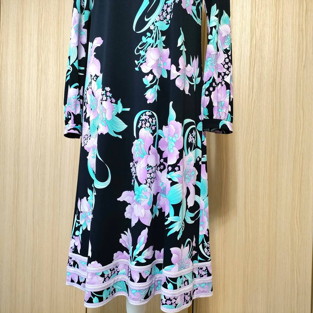 近年□18万□大きいサイズ□Aライン□42□美品シミあり□レオナール 