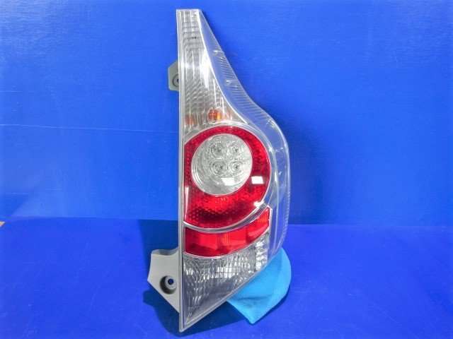 トヨタ 純正 アクア 《 NHP10 》 右テールランプ 81550-52D50 P60200