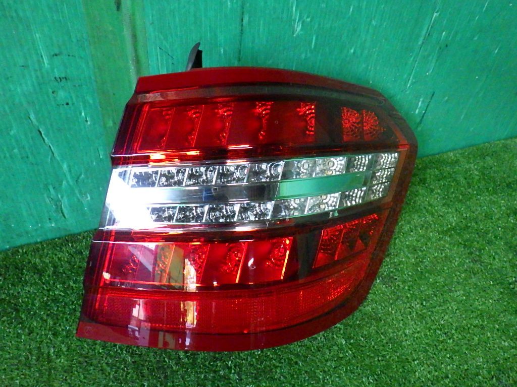ベンツE350ワゴン[W212前期]ブレーキランプ右テールライト : W212 2026 