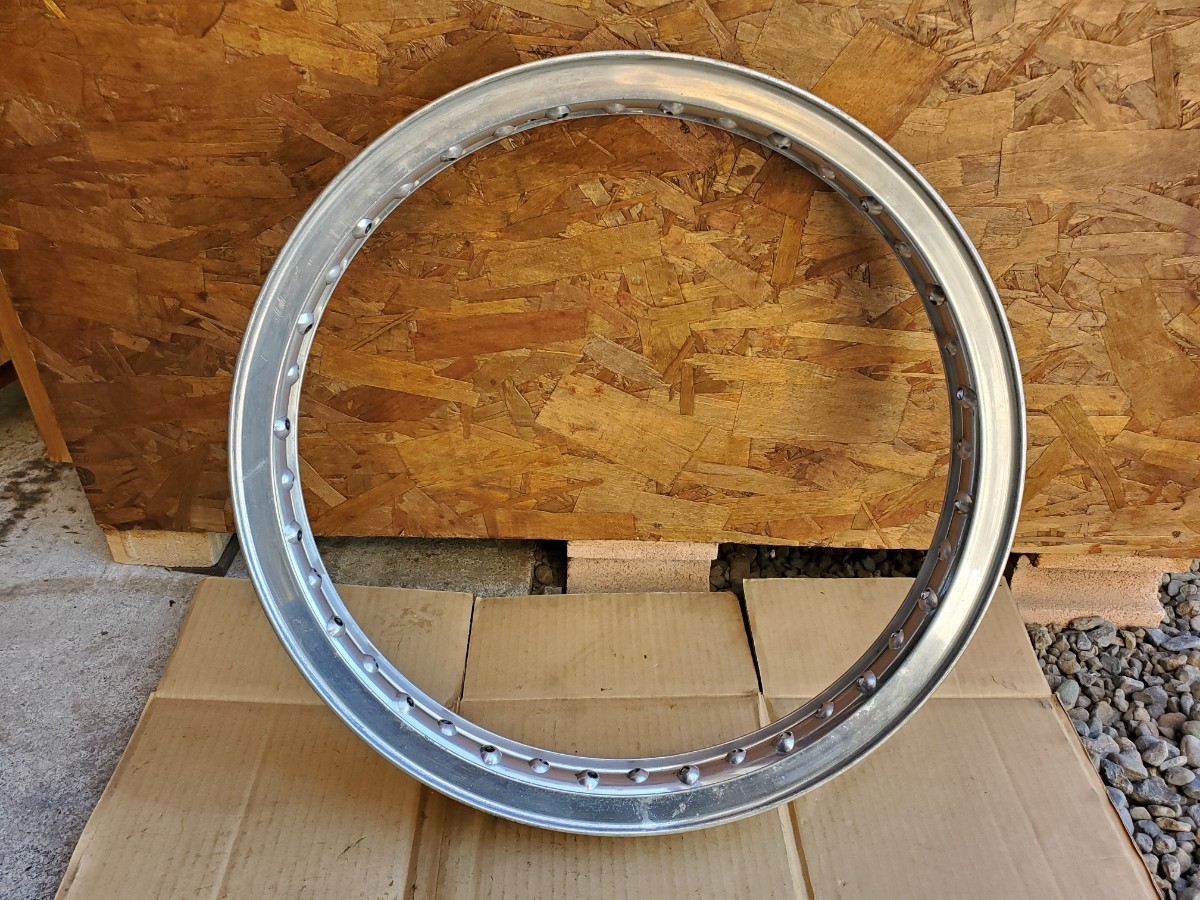 イタリア ボラーニのアルミHリム WM3 2.15×18-40 バイク Borrani