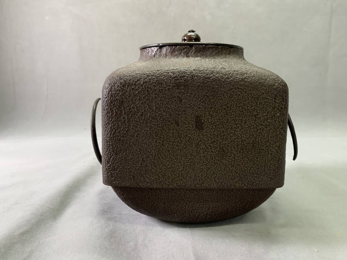 9＃E/2311　時代 四方釜 在銘有　茶道具 金属工芸 鉄製品 釜 古美術　100サイズ