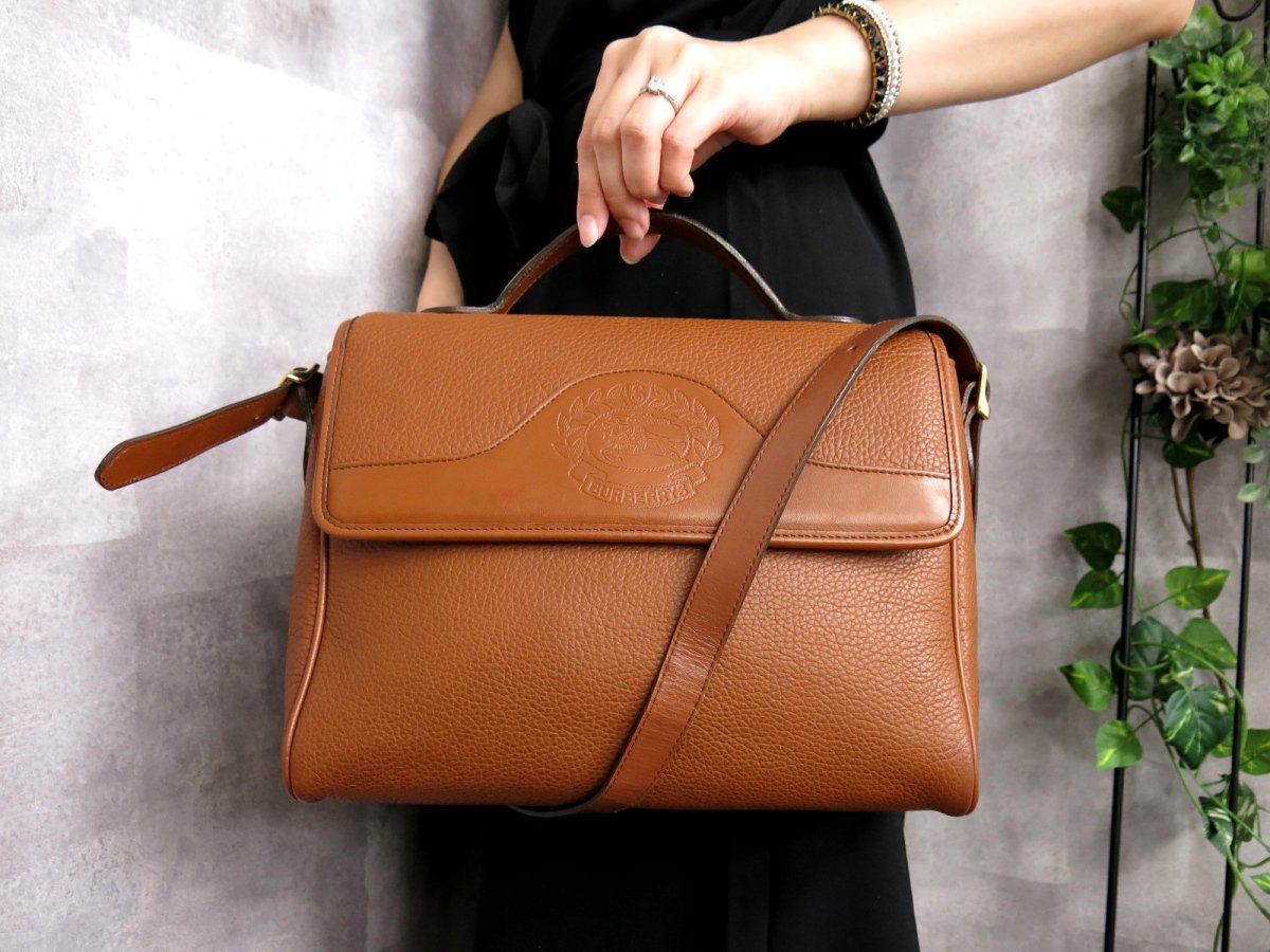 【美品】バーバリー　ショルダーバッグ　レザー　フラップ　ロゴ型押し　ノバチェック バーバリー ショルダーバッグ ノバチェック レザー フラップ ロゴ型押