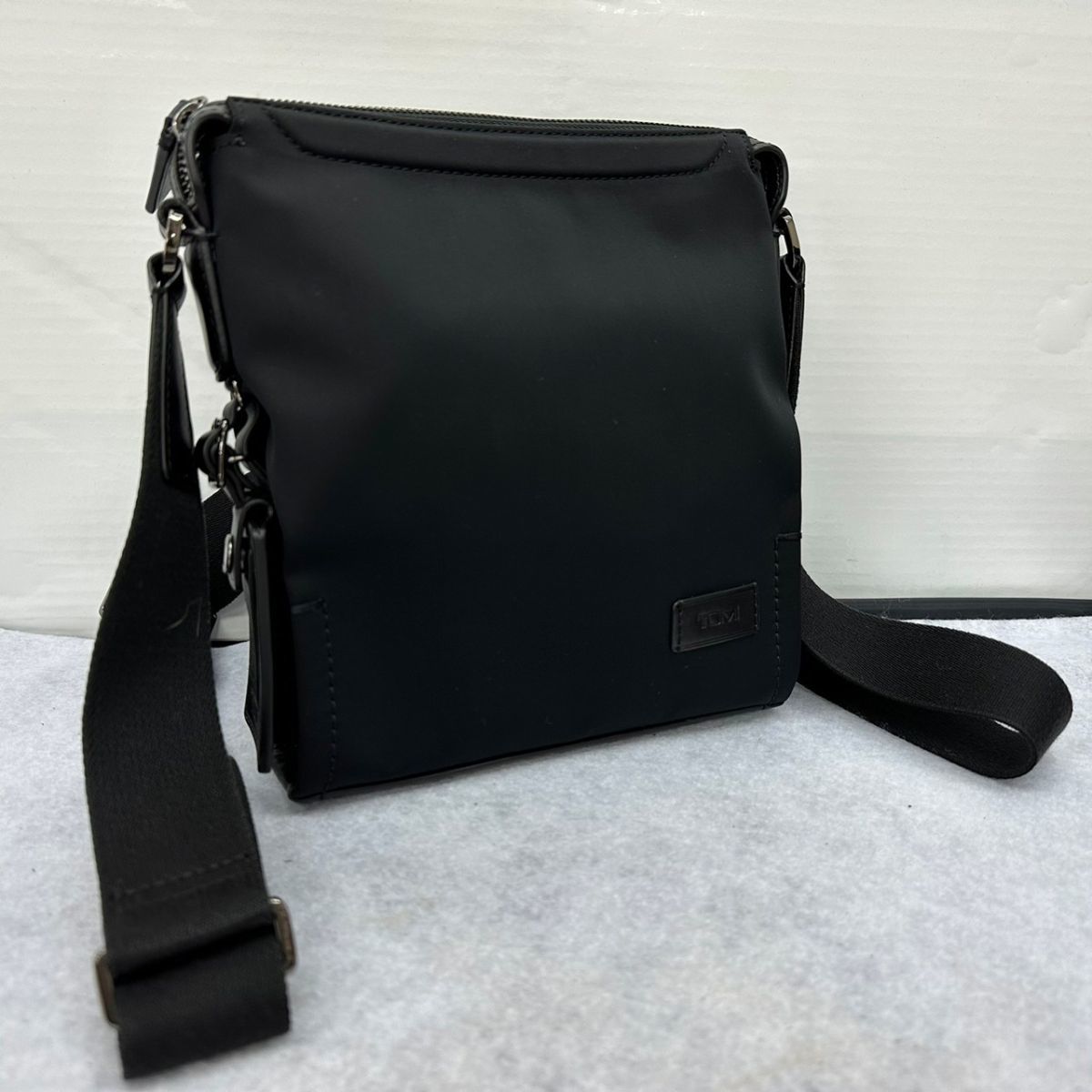 トゥミ TUMI ショルダーバッグ HARRISON 日本正規品 | [トゥミ] 公式 正規品 ハリソン レオクロスボディ 「レオ」クロスボディ ブラック｜TUMI(トゥミ)公式