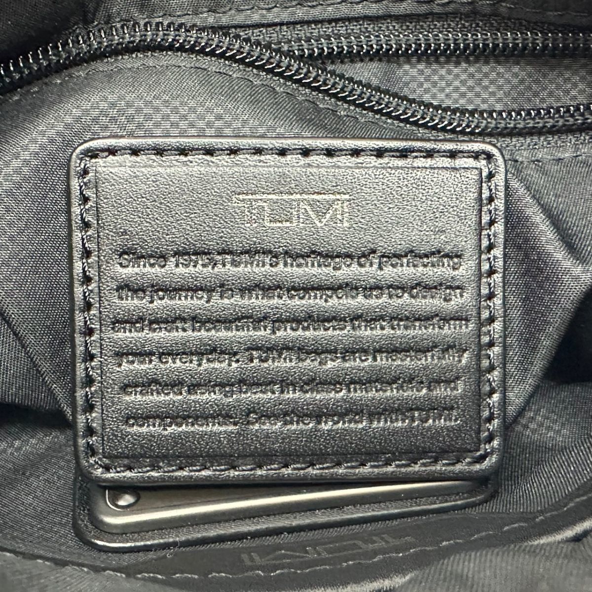 トゥミ TUMI ショルダーバッグ HARRISON 日本正規品 | [トゥミ] 公式 正規品 ハリソン レオクロスボディ 「レオ」クロスボディ ブラック｜TUMI(トゥミ)公式