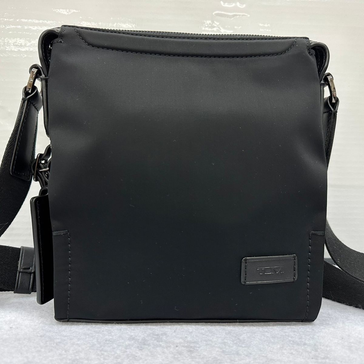 トゥミ TUMI ショルダーバッグ HARRISON 日本正規品 | [トゥミ] 公式 正規品 ハリソン レオクロスボディ 「レオ」クロスボディ ブラック｜TUMI(トゥミ)公式