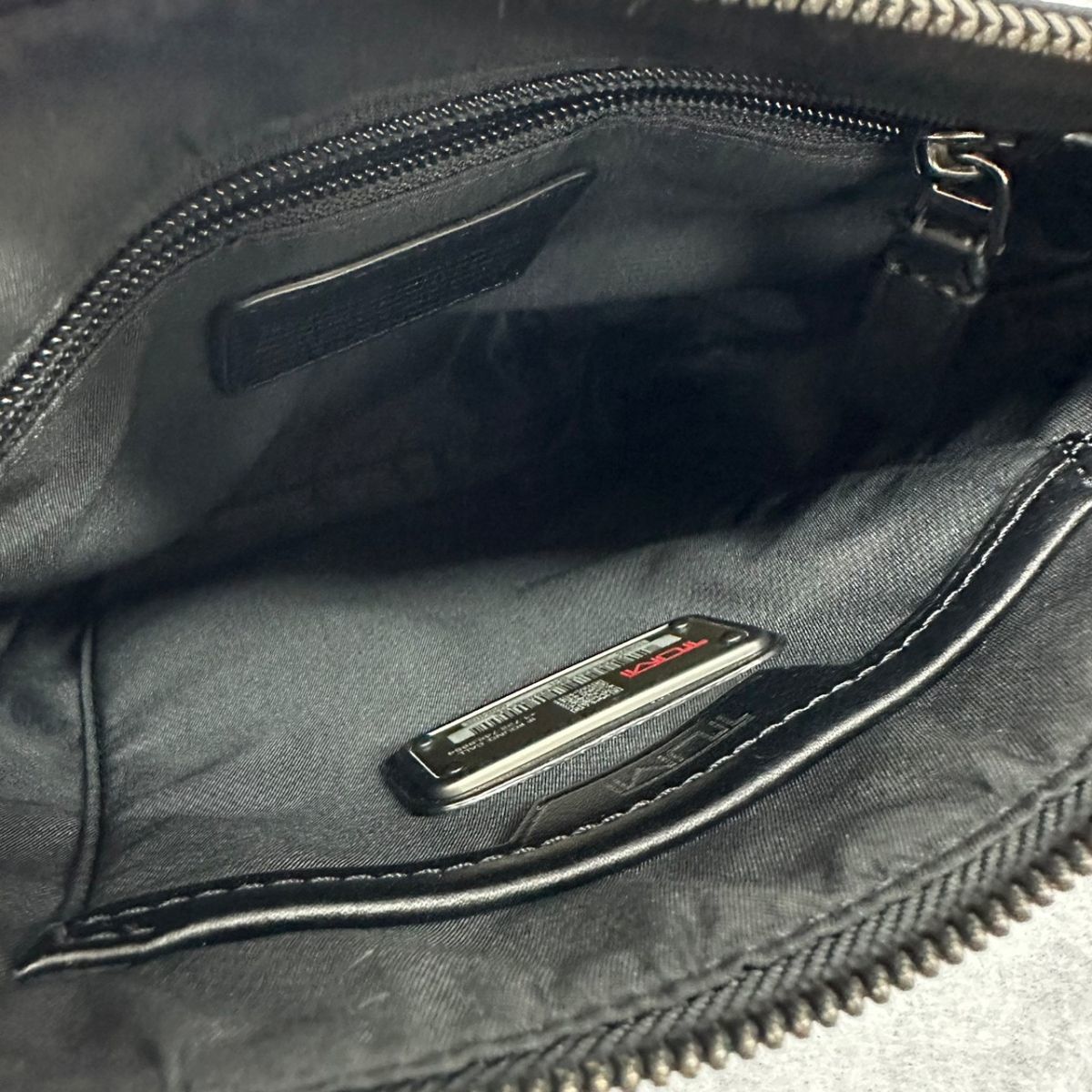トゥミ TUMI ショルダーバッグ HARRISON 日本正規品 | [トゥミ] 公式 正規品 ハリソン レオクロスボディ 「レオ」クロスボディ ブラック｜TUMI(トゥミ)公式
