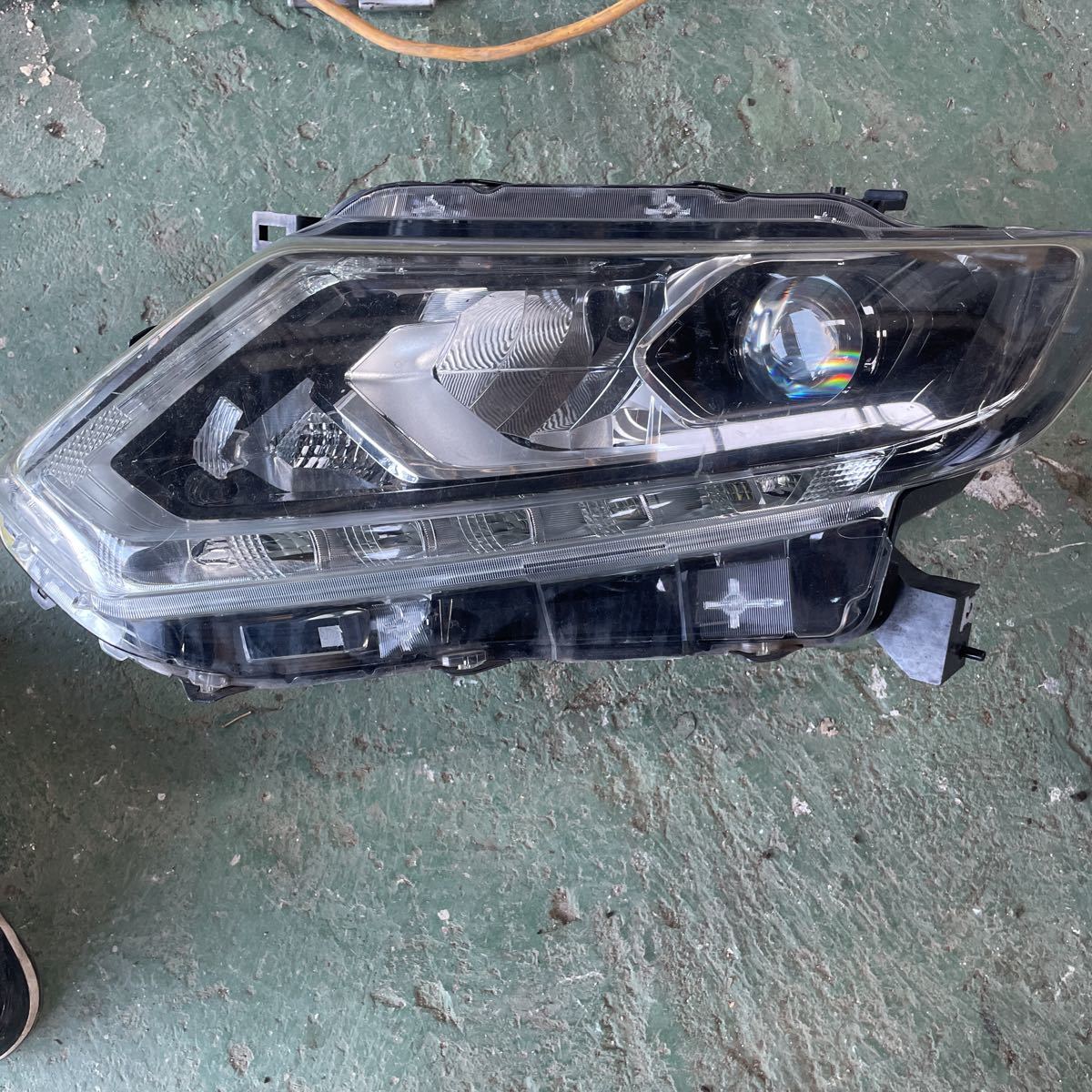 日産 32 エクストレイル 純正 LED 左 ヘッドライト 100-17942 日産 100-17942 エクストレイル T32 純正 LEDヘッドライト 左/助手席側