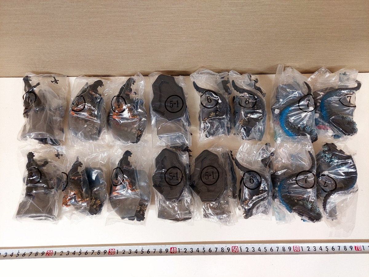 バンダイ　ゴジラ名鑑　ゴジラミニフィギュア　まとめて16個セット