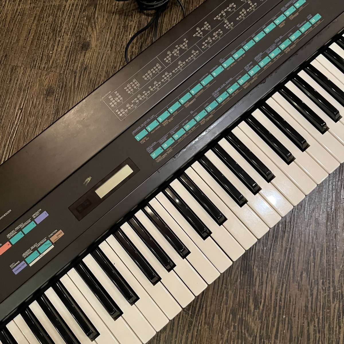 ジャンク YAMAHA シンセサイザー DX7 61鍵盤 通電・簡易接続 ジャンク YAMAHA シンセサイザー DX7 61鍵盤 通電・簡易接続